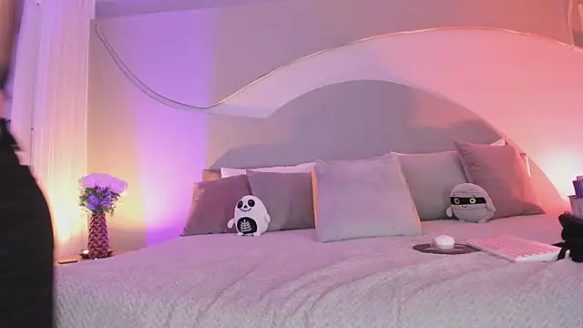 Nicolle W online show from 10.31.25