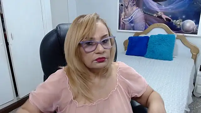 Snapshot of emiliaa_hot chatting on 06.19.26 emiliaa hot online show from 06.19.26