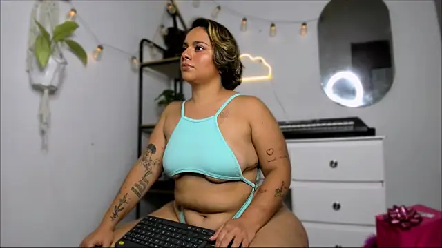 Snapshot of susy_angel chatting on 12.19.24 susy angel online show from 12.19.24