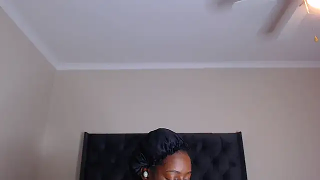 Snapshot of Sexynaughty_Gal chatting on 11.12.25 Sexynaughty Gal online show from 11.12.25