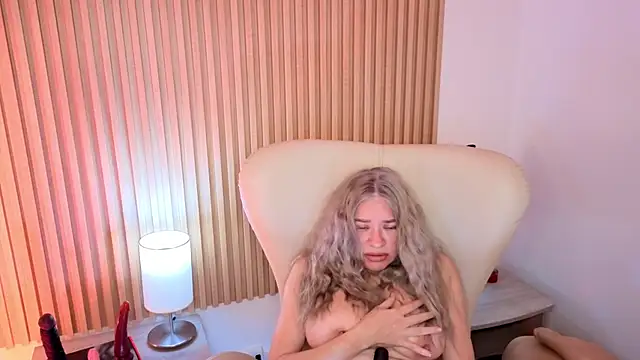 MarianL0ve online show from 10.14.25