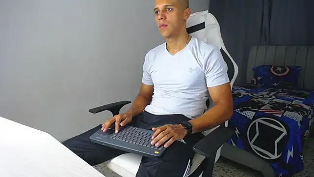 Snapshot of DavidAngell7 chatting on 02.20.25 DavidAngell7 online show from 02.20.25