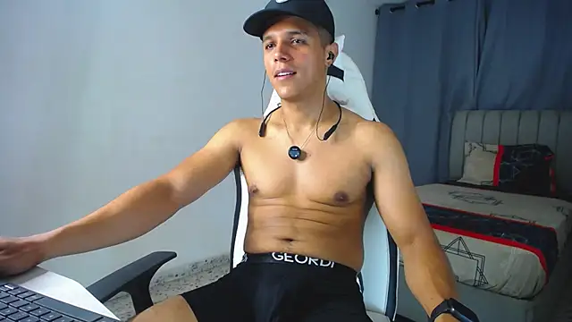 Snapshot of DavidAngell7 chatting on 10.04.25 DavidAngell7 online show from 10.04.25