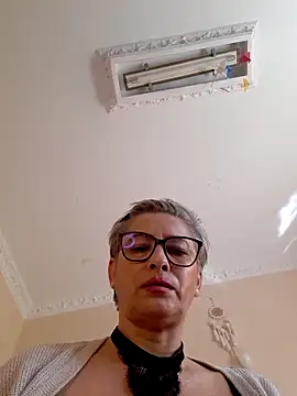 BellaBellaHot online show from 10.28.25