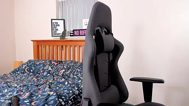 Snapshot of LucieWinters_UK chatting on 03.19.25 LucieWinters UK online show from 03.19.25