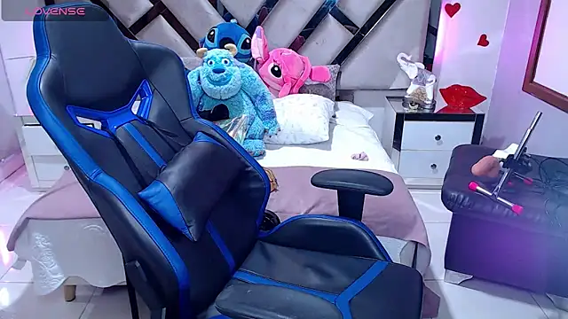 Snapshot of lady_Ary_xx chatting on 12.21.24 lady Ary xx online show from 12.21.24