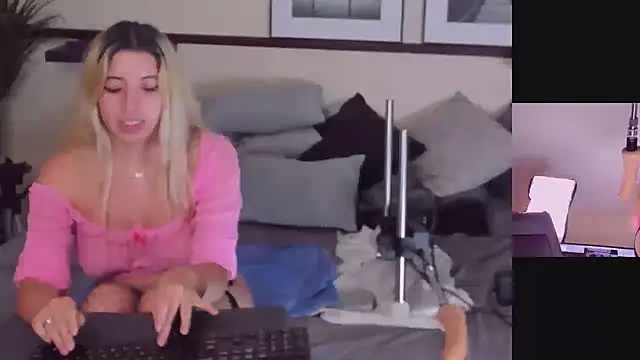 Snapshot of Lizzy_Lace chatting on 01.11.25 Lizzy Lace online show from 01.11.25