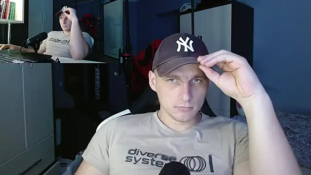 Snapshot of PoliglotJoe chatting on 10.04.25 PoliglotJoe online show from 10.04.25