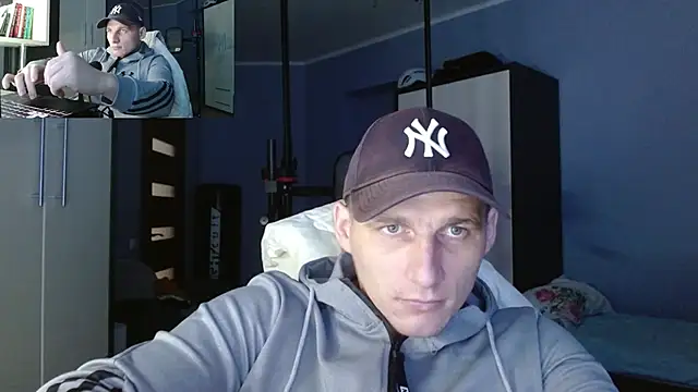 Snapshot of PoliglotJoe chatting on 10.09.25 PoliglotJoe online show from 10.09.25