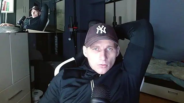 Snapshot of PoliglotJoe chatting on 10.11.25 PoliglotJoe online show from 10.11.25