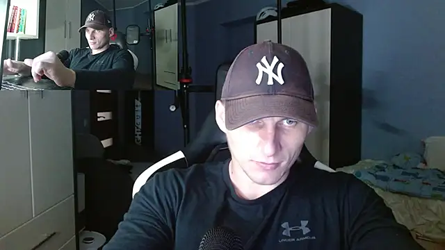 Snapshot of PoliglotJoe chatting on 10.13.25 PoliglotJoe online show from 10.13.25