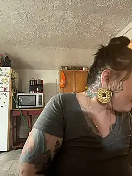 Snapshot of evacheers chatting on 12.23.25 evacheers online show from 12.23.25