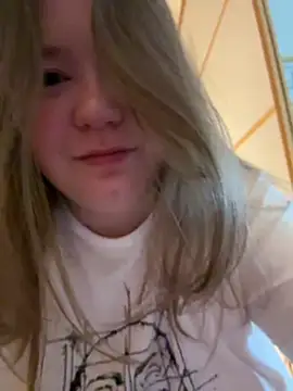 Snapshot of remirann_ chatting on 12.25.24 remirann online show from 12.25.24