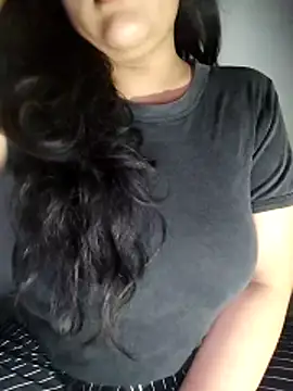 Snapshot of Annerae chatting on 10.25.25 Annerae online show from 10.25.25