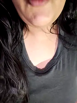 Snapshot of Annerae chatting on 11.16.25 Annerae online show from 11.16.25