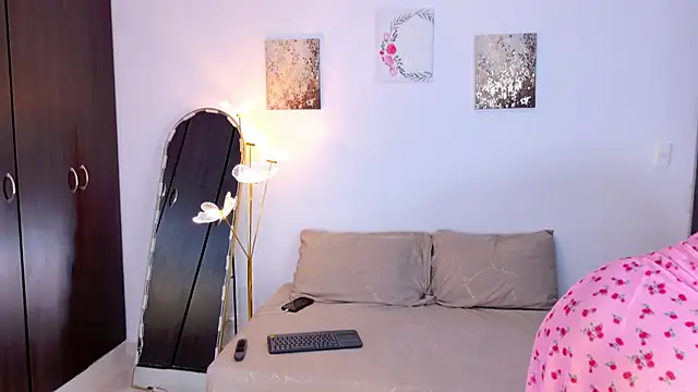 Snapshot of SarahCinnamon- chatting on 04.21.26 SarahCinnamon- online show from 04.21.26