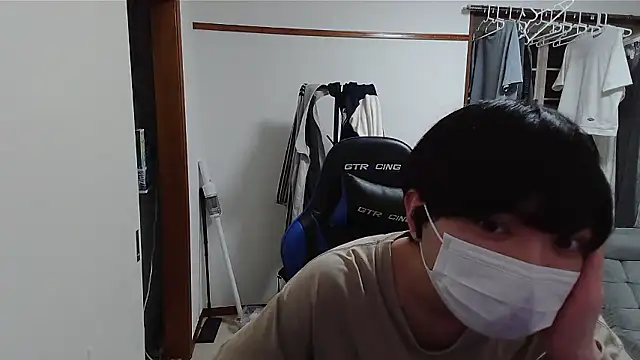 Snapshot of pychan chatting on 04.05.26 pychan online show from 04.05.26