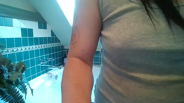 Snapshot of khloebanques chatting on 09.27.25 khloebanques online show from 09.27.25