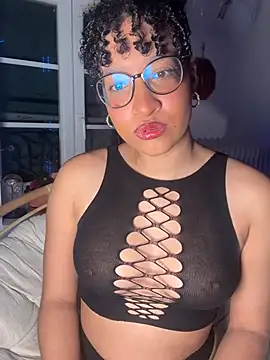 Snapshot of Lauyako chatting on 03.04.26 Lauyako online show from 03.04.26