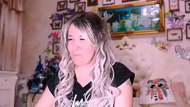 Snapshot of DirtySlut chatting on 03.11.25 DirtySlut online show from 03.11.25