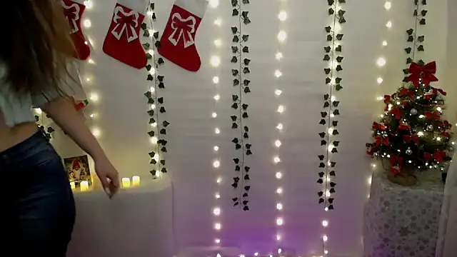 Snapshot of SweetPrincess_ chatting on 12.23.24 SweetPrincess online show from 12.23.24