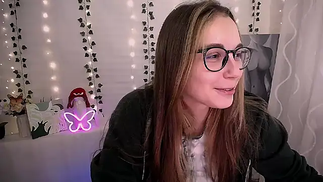 Snapshot of SweetPrincess_ chatting on 10.14.25 SweetPrincess online show from 10.14.25