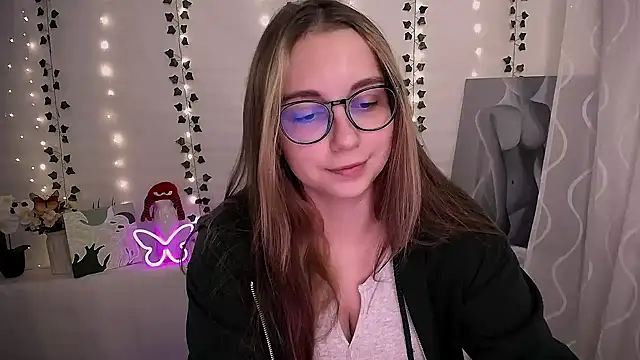 Snapshot of SweetPrincess_ chatting on 10.21.25 SweetPrincess online show from 10.21.25