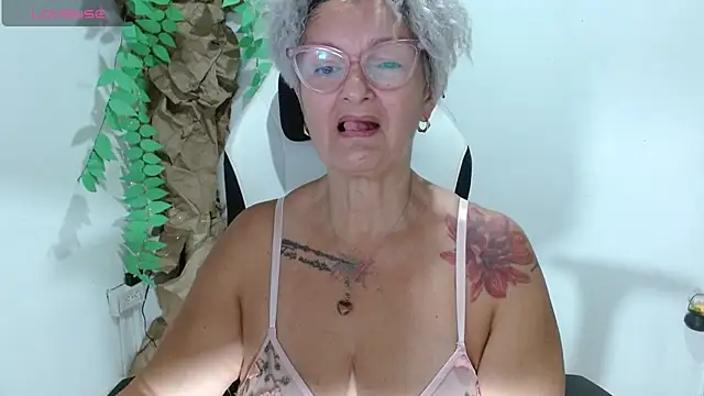 Snapshot of bety-cum2 chatting on 04.21.26 bety-cum2 online show from 04.21.26