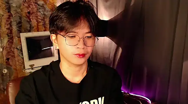 Snapshot of Sexy_Handsome_Drex chatting on 12.18.24 Sexy Handsome Drex online show from 12.18.24