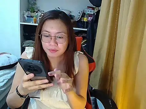 Snapshot of crizzybel chatting on 04.18.26 crizzybel online show from 04.18.26