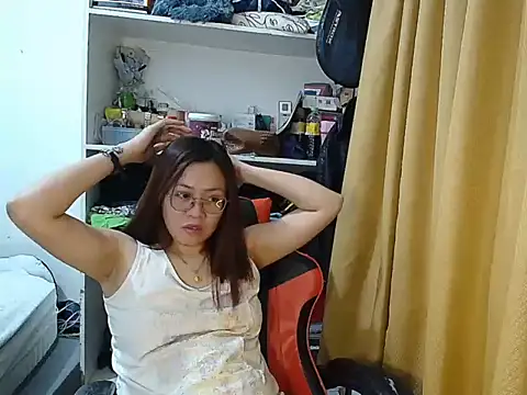 Snapshot of crizzybel chatting on 04.19.26 crizzybel online show from 04.19.26