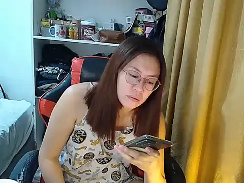 Snapshot of crizzybel chatting on 04.21.26 crizzybel online show from 04.21.26