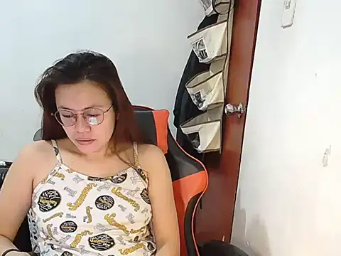Snapshot of crizzybel chatting on 05.17.26 crizzybel online show from 05.17.26
