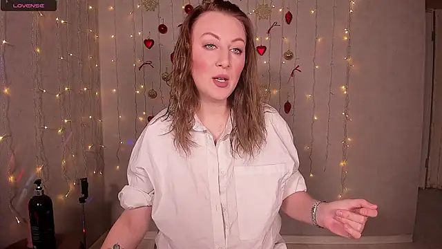 Snapshot of Mira_Xo_ chatting on 12.07.24 Mira Xo online show from 12.07.24