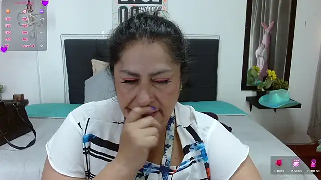 Snapshot of Keyla01_ chatting on 10.20.25 Keyla01 online show from 10.20.25