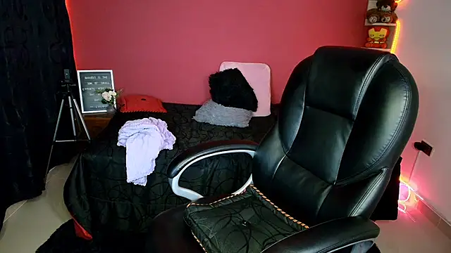 Snapshot of lulubigtitts1 chatting on 02.27.25 lulubigtitts1 online show from 02.27.25