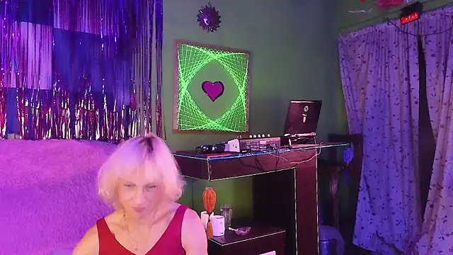 Snapshot of Alexa_Cosmic chatting on 10.04.25 Alexa Cosmic online show from 10.04.25