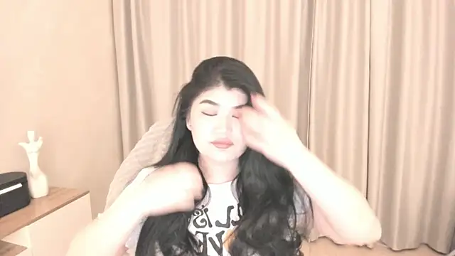 Snapshot of mia_lui chatting on 06.27.26 mia lui online show from 06.27.26