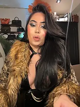 Snapshot of BigDominaMia chatting on 11.10.25 BigDominaMia online show from 11.10.25