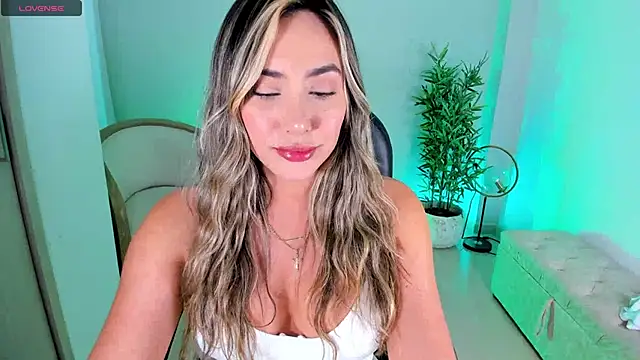 Snapshot of NiaBennet_ chatting on 10.11.25 NiaBennet online show from 10.11.25