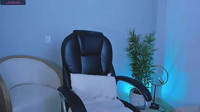 Snapshot of NiaBennet_ chatting on 10.24.25 NiaBennet online show from 10.24.25