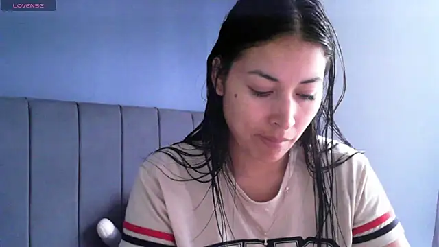 Snapshot of Sweet-Angie chatting on 05.11.26 Sweet-Angie online show from 05.11.26