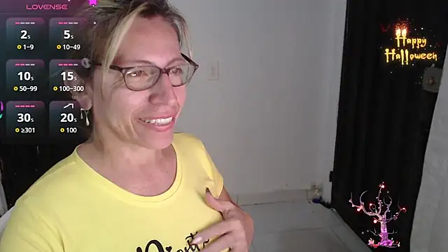 Snapshot of Chayla_Ruiz chatting on 11.10.25 Chayla Ruiz online show from 11.10.25