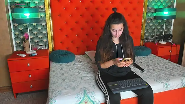 Snapshot of VallerieJones chatting on 05.19.26 VallerieJones online show from 05.19.26