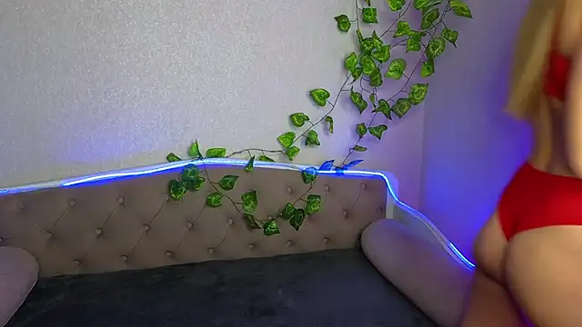 Snapshot of ParadisePleasure_ chatting on 12.20.24 ParadisePleasure  online show from 12.20.24