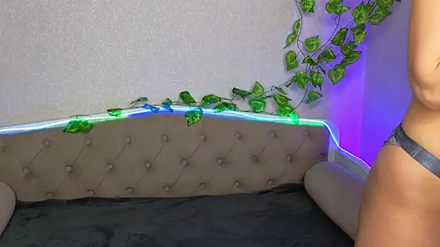 Snapshot of ParadisePleasure_ chatting on 01.28.25 ParadisePleasure  online show from 01.28.25