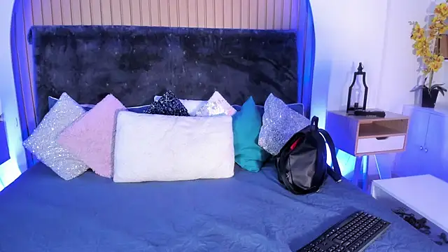 Karlagonzales  online show from 04.17.26