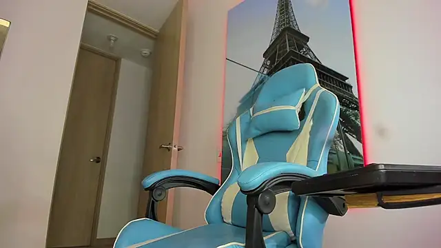 Snapshot of ela_pretty chatting on 11.22.25 ela pretty online show from 11.22.25