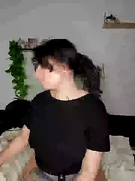 Snapshot of Moxxxie chatting on 02.25.25 Moxxxie online show from 02.25.25