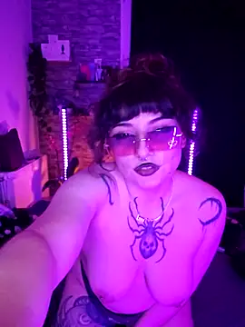 Snapshot of Moxxxie chatting on 11.11.25 Moxxxie online show from 11.11.25